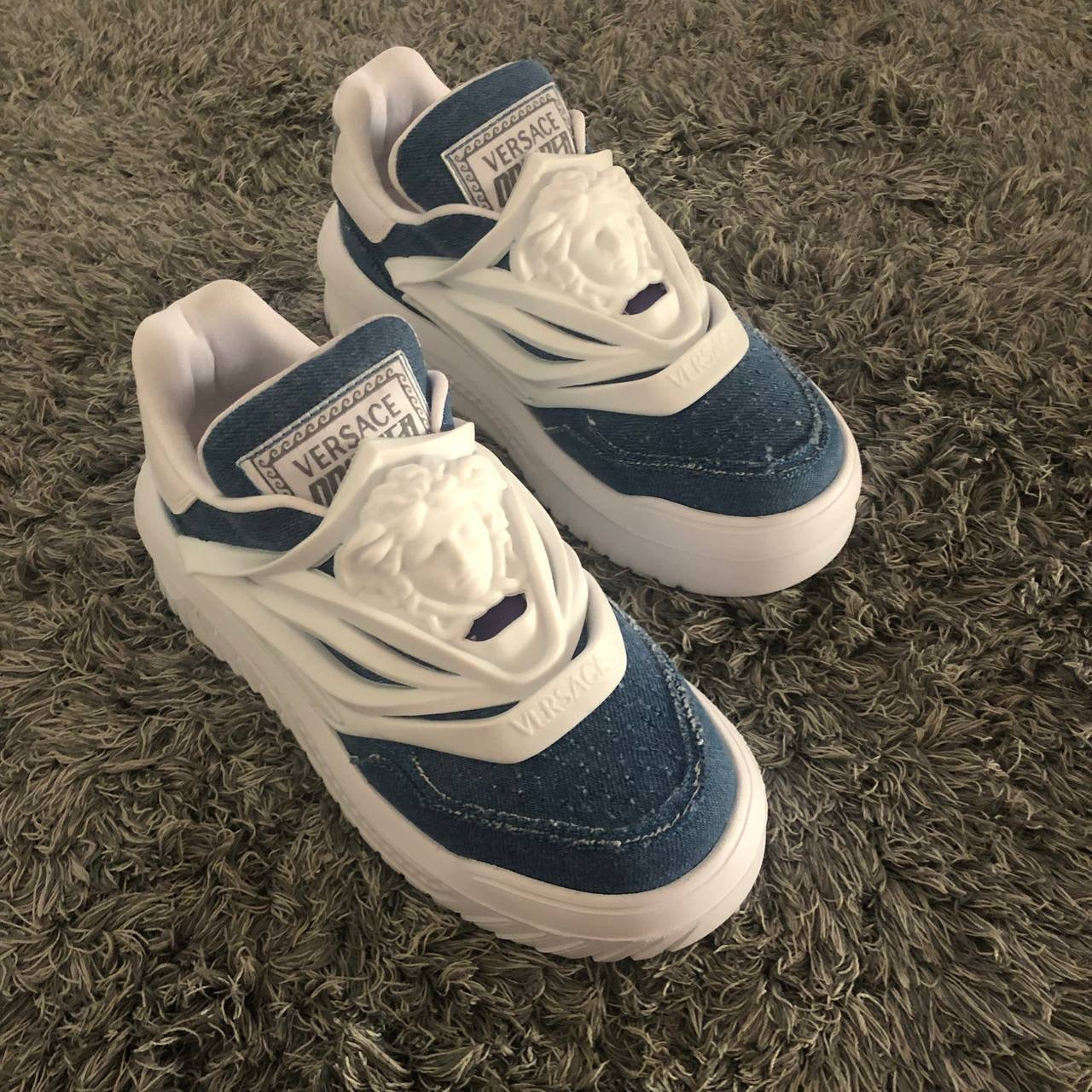 Versace Adidasi Odissea Aly