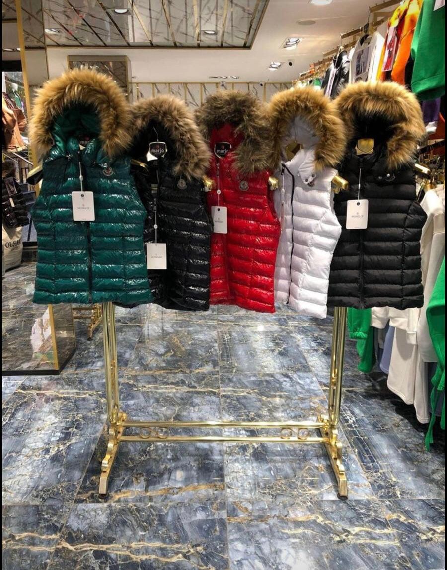 Vesta Lungă Puffer cu Glugă și Blană – Moncler, Damă (Mai Multe Culori)